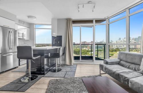 Fort York Appartement | 2 Bedroom Downtown Toronto Stay with Stunning Views & Free Parking