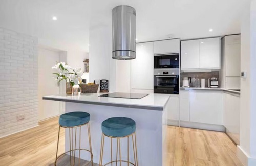 Snaresbrook Appartement | 2 Bedroom, extra stylish, stunning apartment - Escape London, in London