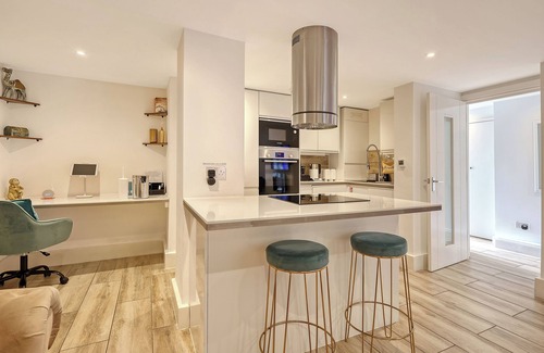 Snaresbrook Appartement | 2 Bedroom, extra stylish, stunning apartment - Escape London, in London