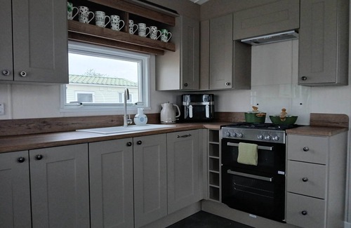 Ingoldmells Maison | 2-bedroom, Fantasy Island, HOT TUB, WiFi, dog friendly in Ingoldmells Sleeps 4