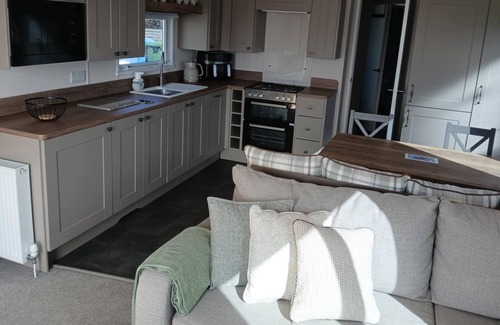 Ingoldmells Maison | 2-bedroom, Fantasy Island, HOT TUB, WiFi, dog friendly in Ingoldmells Sleeps 4