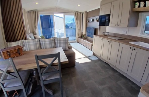 Ingoldmells Maison | 2-bedroom, Fantasy Island, HOT TUB, WiFi, dog friendly in Ingoldmells Sleeps 4