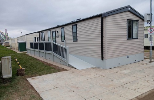 Ingoldmells Maison | 2-bedroom, Fantasy Island, HOT TUB, WiFi, dog friendly in Ingoldmells Sleeps 4