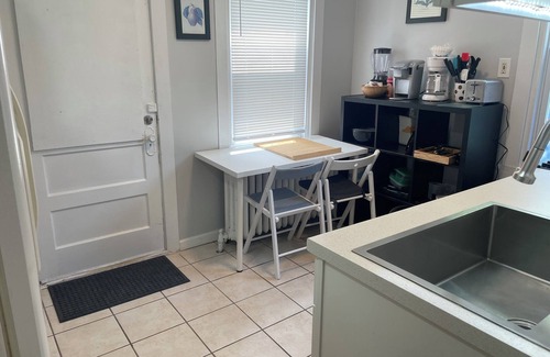 Sharon Hill Appartement | 2 Bedroom Fully Furnished, Pets Welcomed, W/D in unit, private parking,