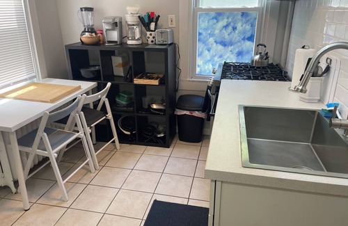 Sharon Hill Appartement | 2 Bedroom Fully Furnished, Pets Welcomed, W/D in unit, private parking,
