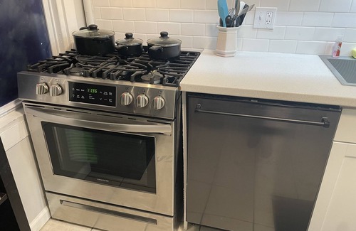 Sharon Hill Appartement | 2 Bedroom Fully Furnished, Pets Welcomed, W/D in unit, private parking,