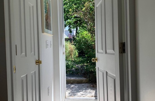 McGinley Square Appartement | 2-bedroom garden apartment in Town house in Jersey City with AC, WiFi