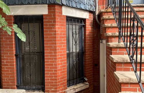 McGinley Square Appartement | 2-bedroom garden apartment in Town house in Jersey City with AC, WiFi