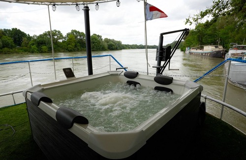 Avignon Location De Bateaux | Gite 2 chambres - Péniche Spa le Makara