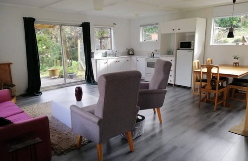 Upper Hutt Maison | 2 bedroom holiday home with outdoor bath & sauna