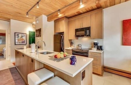 Downtown Hôtel | 2 Bedroom Hotel Suite Next to The Nell and Gondola