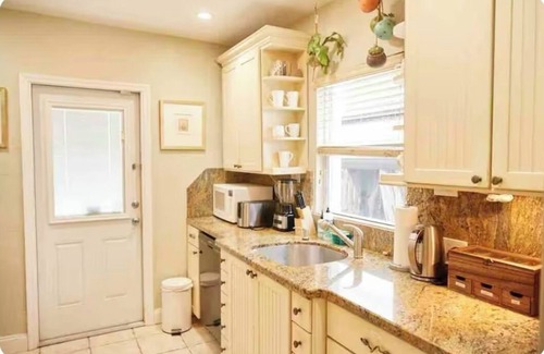 Royal Poinciana Maison | 2-bedroom house in charming Hollywood beach with beautiful tropical garden