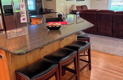 Salem Maison | 2-bedroom house in great neighborhood. 0.7 miles from Triathlon starting line