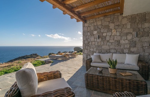 Milos Maison | 2-Bedroom House in Milos with Unforgettable Aegean Sea Views