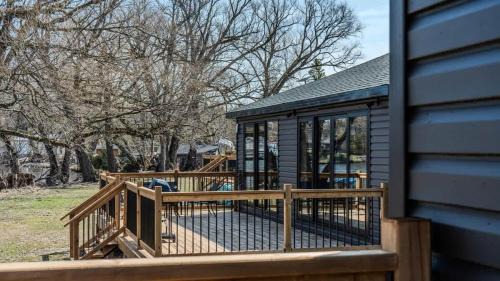 Harwood Maison | 2-bedroom Lake Front Cottage in Harwood ON #4