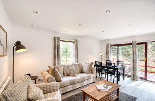 Crianlarich Chalet De Ski | 2 bedroom lodge with free WiFi and mountain view