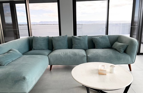 Belconnen Appartement | Luxurious 2 bedroom penthouse with uninterrupted lake views