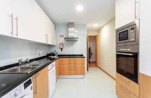 Olhao Appartement | 2-Bedroom Luxury Apartment with Rooftop Pool, Village Marina, Olhão