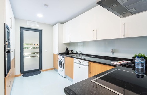 Olhao Appartement | 2-Bedroom Luxury Apartment with Rooftop Pool, Village Marina, Olhão
