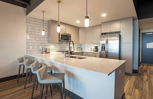 Downtown Buffalo Copropriété | 2 Bedroom Luxury Bi-Level Condo in Downtown Buffalo - Rooftop Bar, Bowling Alley