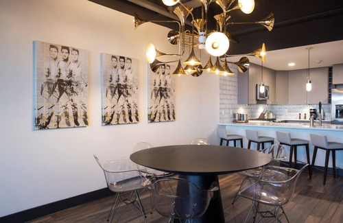 Downtown Buffalo Copropriété | 2 Bedroom Luxury Bi-Level Condo in Downtown Buffalo - Rooftop Bar, Bowling Alley