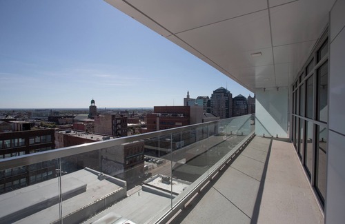 Downtown Buffalo Copropriété | 2 Bedroom Luxury Bi-Level Condo in Downtown Buffalo - Rooftop Bar, Bowling Alley