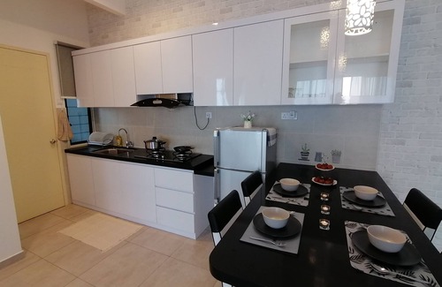 Malacca City Copropriété | Condominium de luxe de 2 chambres, 1 à 12 personnes, 5 lits, 2 salles de bain, salon.