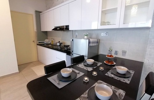 Malacca City Copropriété | Condominium de luxe de 2 chambres, 1 à 12 personnes, 5 lits, 2 salles de bain, salon.