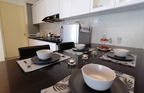Malacca City Copropriété | Condominium de luxe de 2 chambres, 1 à 12 personnes, 5 lits, 2 salles de bain, salon.