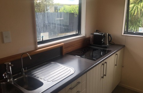 Raglan Maison | Retraite de plage Raglan moderne de 2 chambres avec grande terrasse extérieure