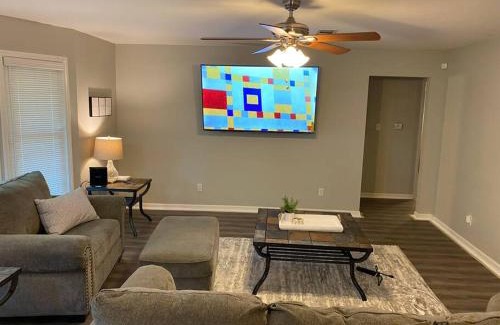 Pine Bluff Maison | 2-Bedroom Near Hospital and Casino