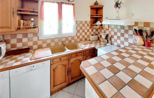 Bagnault Maison | 2 Bedroom Nice Home In Souvigne