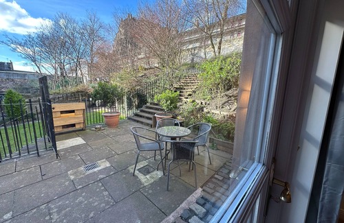 Old Town Appartement | 2 bedroom property with a fantastic view of Edinburgh Castle in the heart of the Old Town
