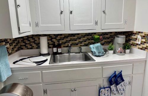 Derry Maison | 2-Bedroom Retreat in Charming Small Town