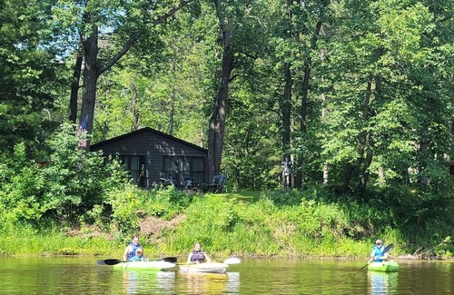 Pine City Maison | 2 bedroom-Riverfront-Fireplace - Pet ok