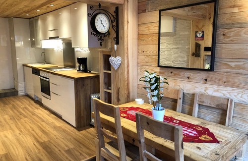 La Lechere Chalet De Ski | 2 bedroom self-contained apartment in Chalet Le Doux Si