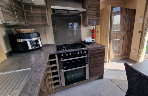Ingoldmells Maison | 2-bedroom, Sleeps 4, dog friendly, WiFi next to Fantasy Island, Ingoldmells