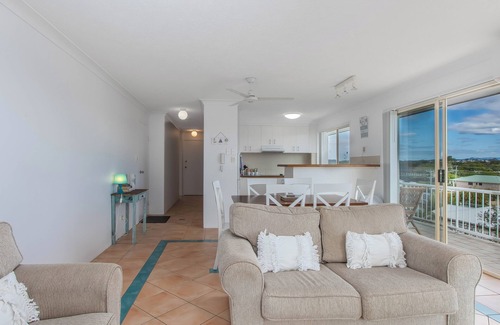 Kingscliff Appartement | 2 Bedroom Top Floor Across The Road From The Beach!