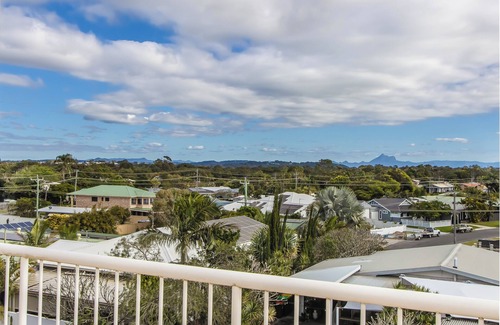 Kingscliff Appartement | 2 Bedroom Top Floor Across The Road From The Beach!