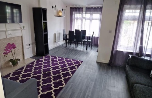 Barnet Maison | 2 Bedroom Town House Barnet (WIFI + Netflix Included)