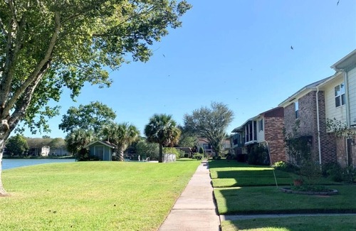 Texas City Maison | 2-bedroom townhome in beautiful Texas City with WiFi, AC