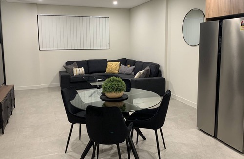 Kingswood Appartement | 2 Bedroom Unit - Wifi -Foxtel - Wheelchair Accessible