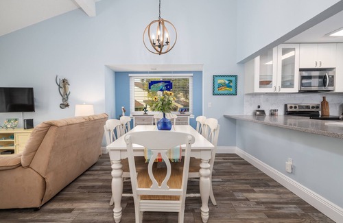 New Smyrna Beach Maison | 2 bedroom, Updated Townhome, in Golf Course neighborhood Sugar Mill