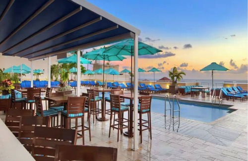 Central Beach Villa | 2-bedroom villa in Fort Lauderdale WiFi, AC, Living Room, Dining Room, Kitchen.