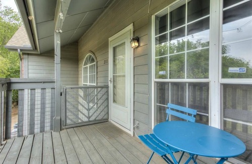 Oklahoma City Copropriété | 2-bedroom Wooded view condo in awesome NW OKC in Bluff creek. Entire condo