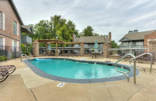 Oklahoma City Copropriété | 2-bedroom Wooded view condo in awesome NW OKC in Bluff creek. Entire condo
