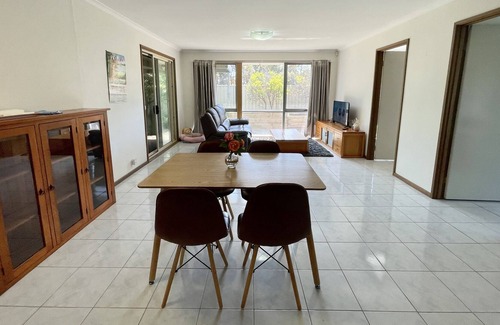 St. Albans Maison | 2 bedrooms back unit with large backyard