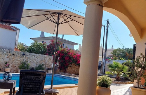 Estombar Villa | 2 Chambres dans villa avec piscine, 4 personnes