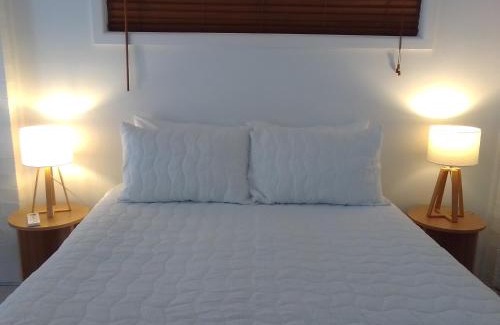 Long Jetty Maison | 2 bedrooms private bathroom 2 queen beds own entry