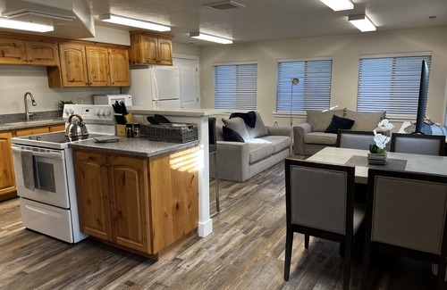 Pleasant Grove Appartement | 2 Bedrooms, Sleeps 6, Pool, Hot tub, putting green, XBox room